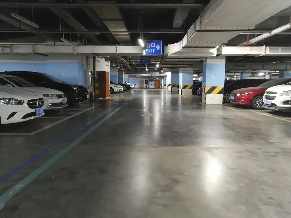地下停车场共三层，设停车位超过600个。