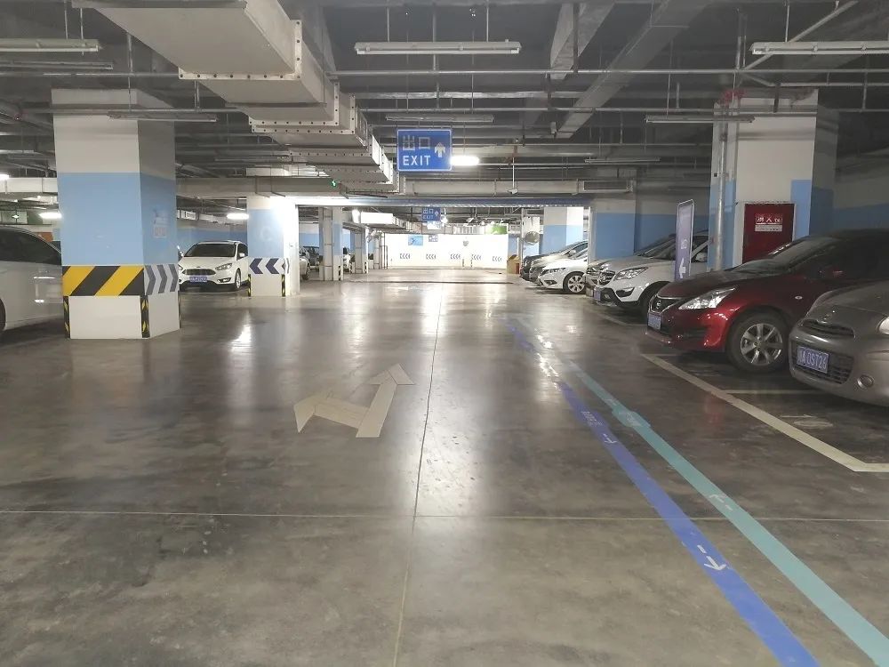 地下停车场共三层，设停车位超过600个。